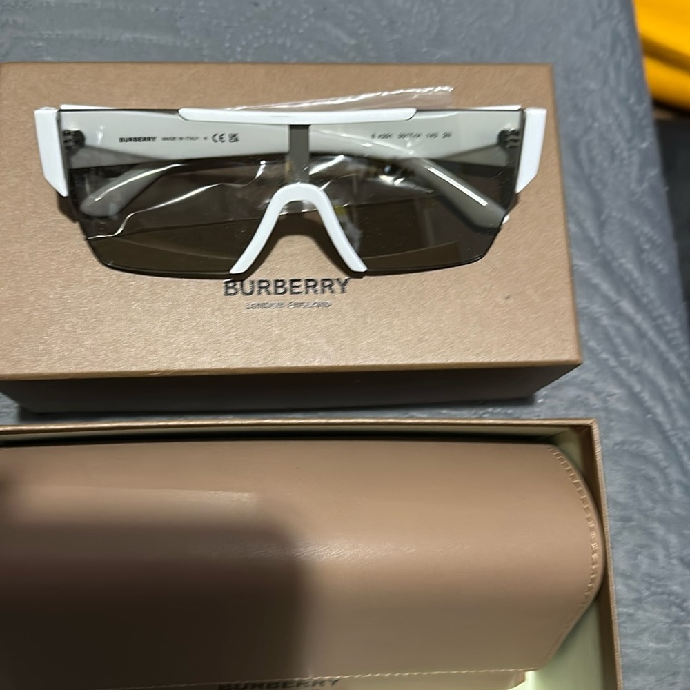 Brand new unisex Burberry shield sunglasses model BE4291